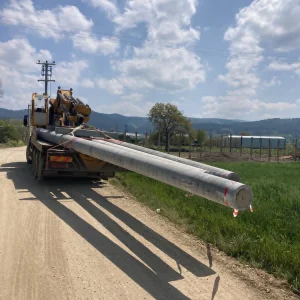 Bursa'da beton elektrik direği taşıyan ve nakliyesini gerçekleştiren kiralık hiyap vinç